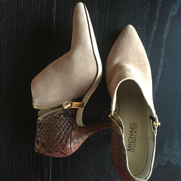 Michael Kors size 6 heel shoe. Three times wore. - Picture 3 of 6